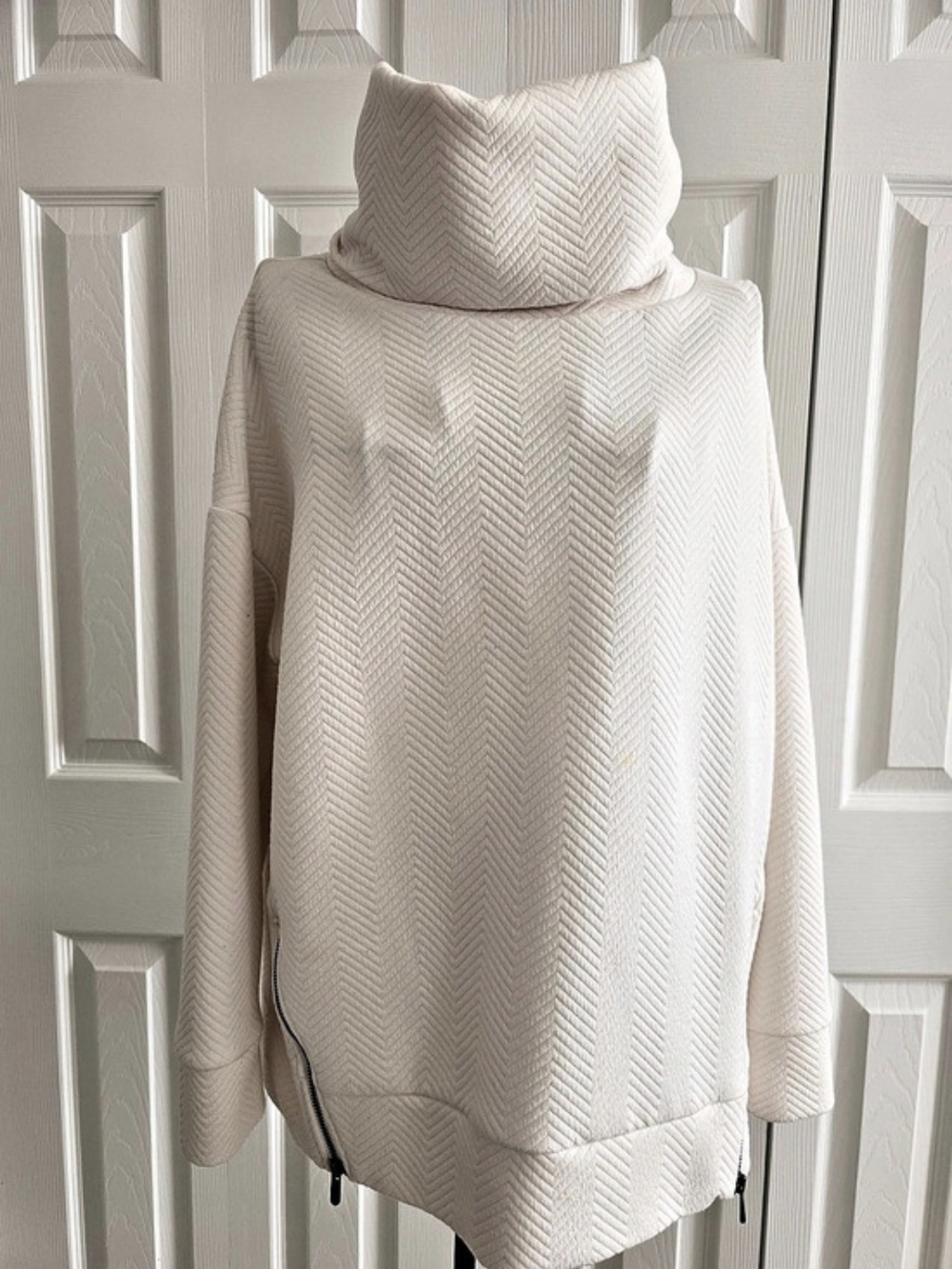 GapFit Quilted Jacquard Knit Funnel-Neck Pullover Funnel-Neck Pullover Creme